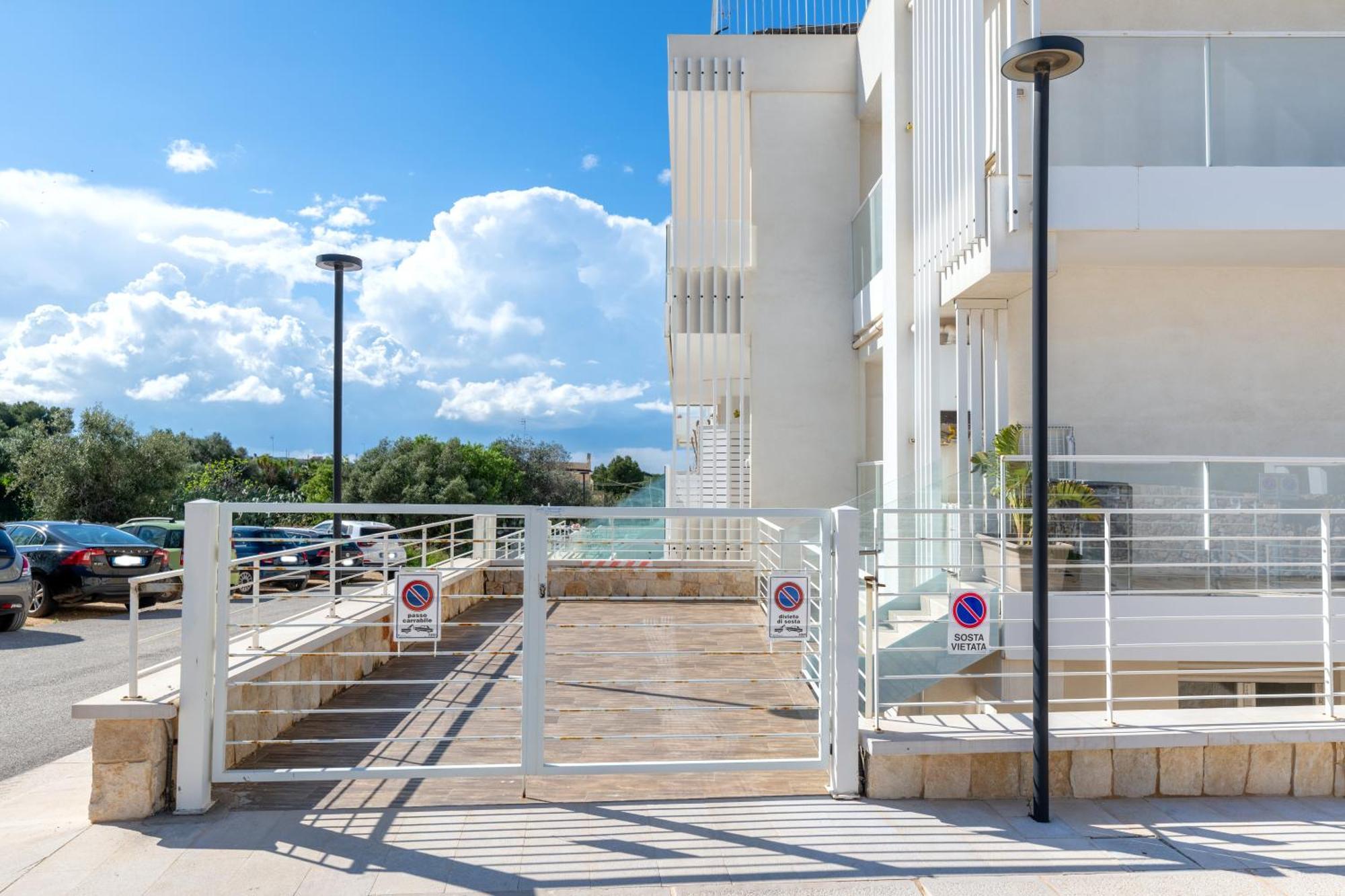 Exclusive Deluxe Up To 6 People & Heated Tub Apartment *