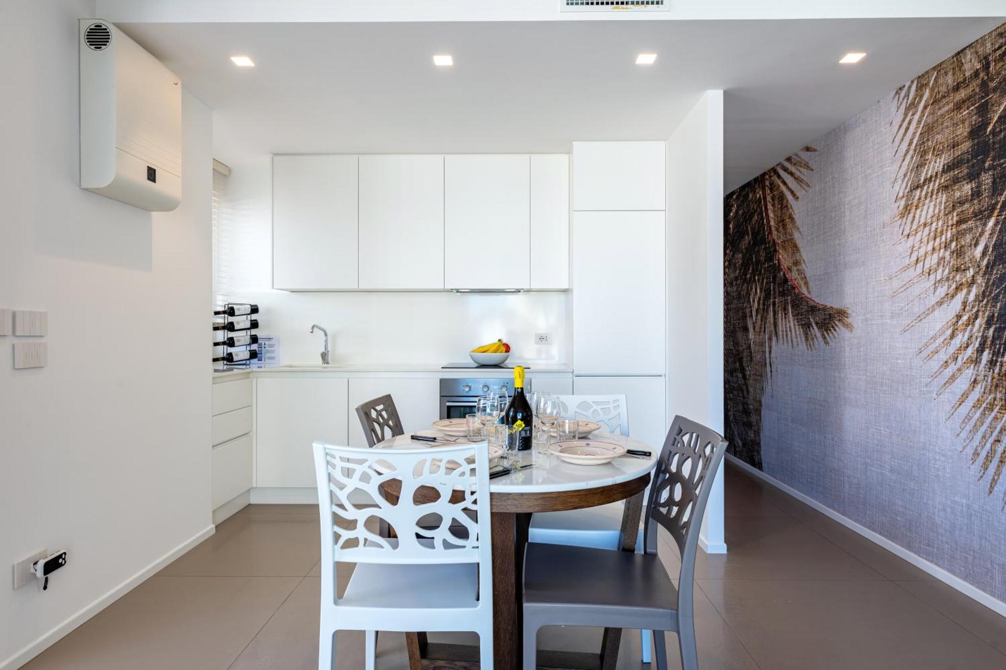 Exclusive Deluxe Up To 6 People & Heated Tub Apartment