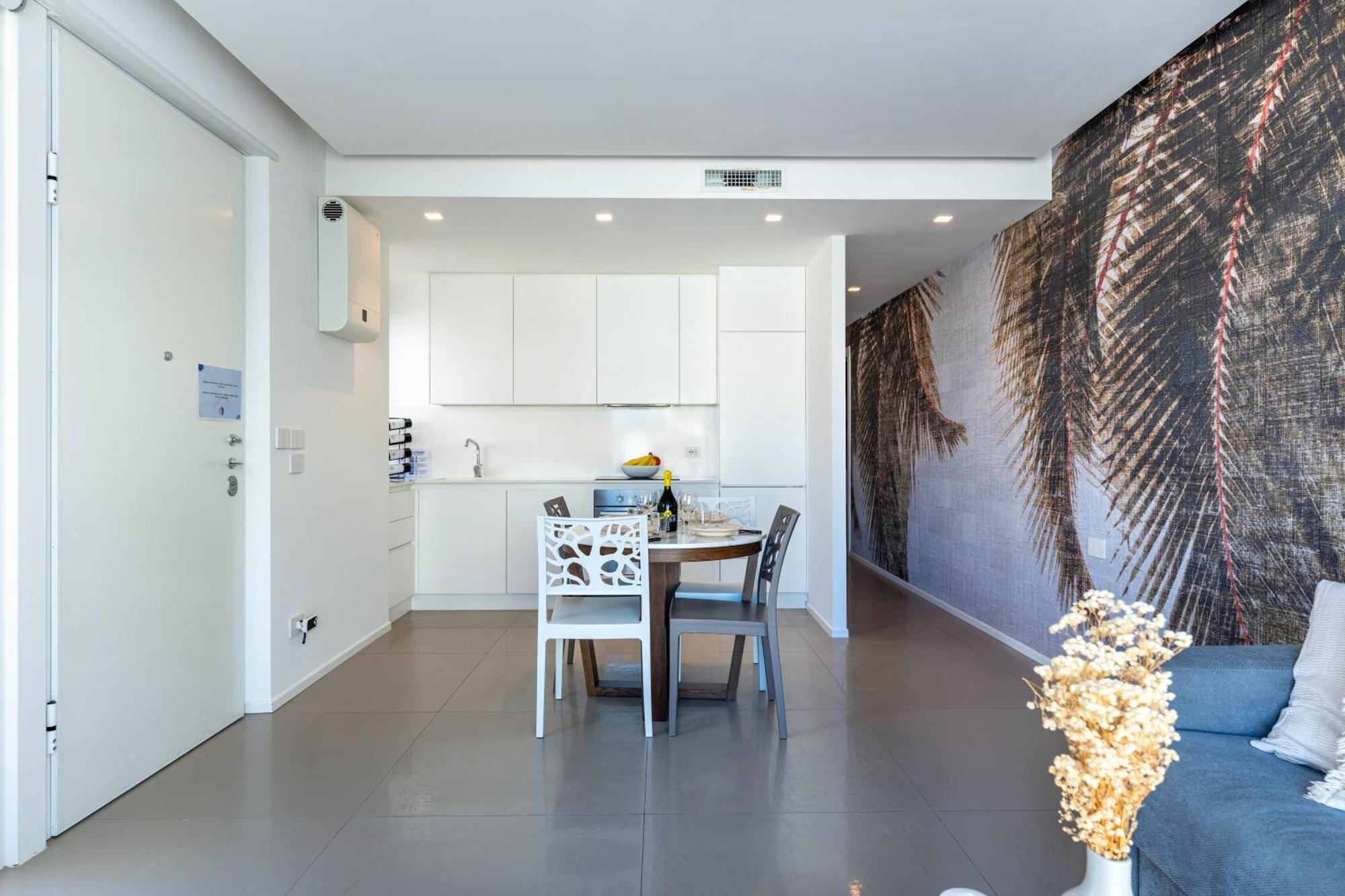Exclusive Deluxe Up To 6 People & Heated Tub Apartment *