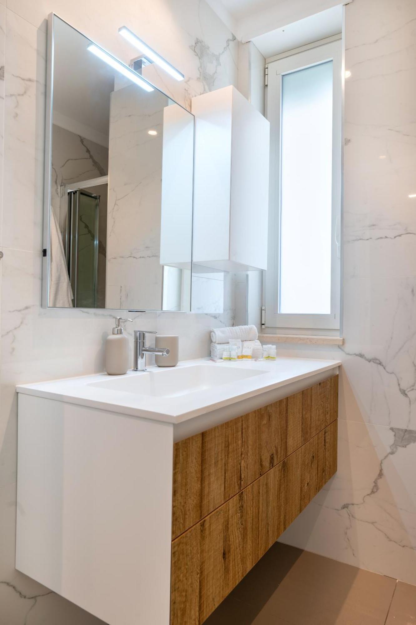 Exclusive Deluxe Up To 6 People & Heated Tub *