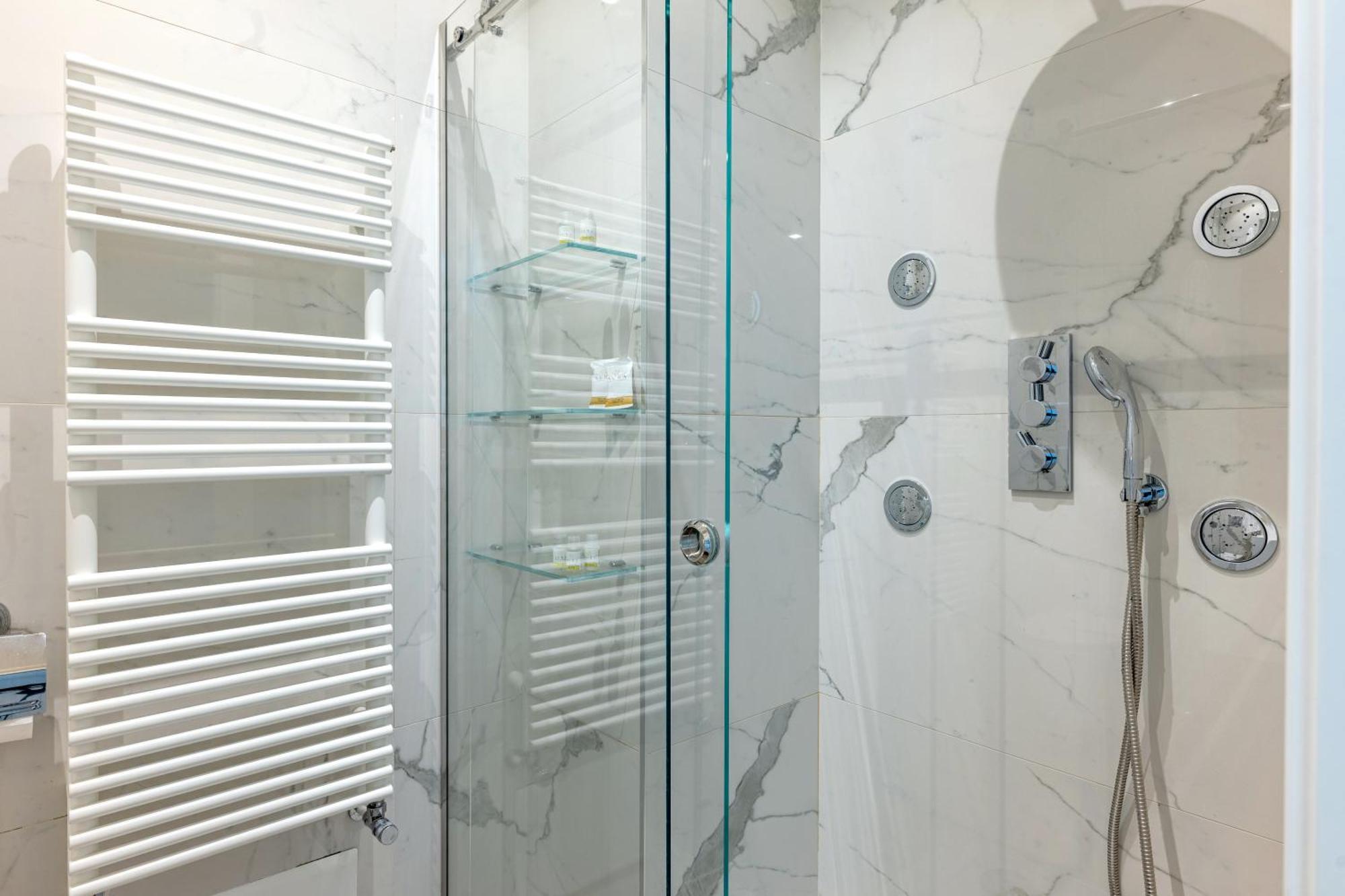 Exclusive Deluxe Up To 6 People & Heated Tub *