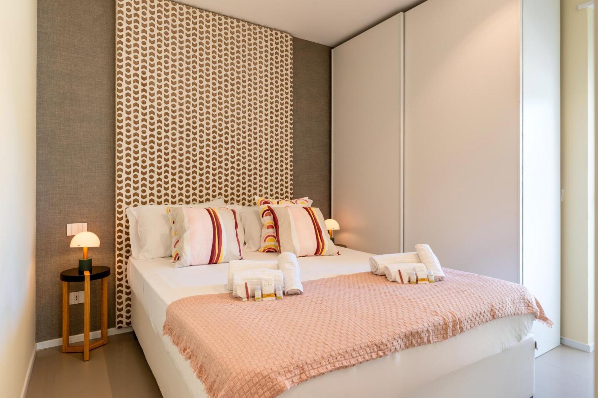 Exclusive Deluxe Up To 6 People & Heated Tub Apartment